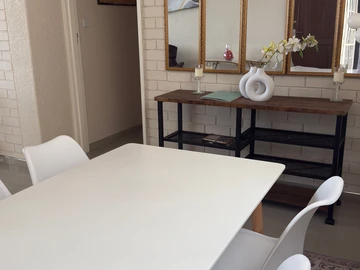 2 Bedroom Flat & Apartment