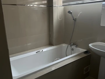 2 Bedroom Flat & Apartment