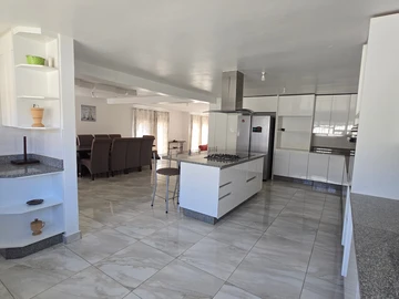 5 bedrooms with en-suite, house to let